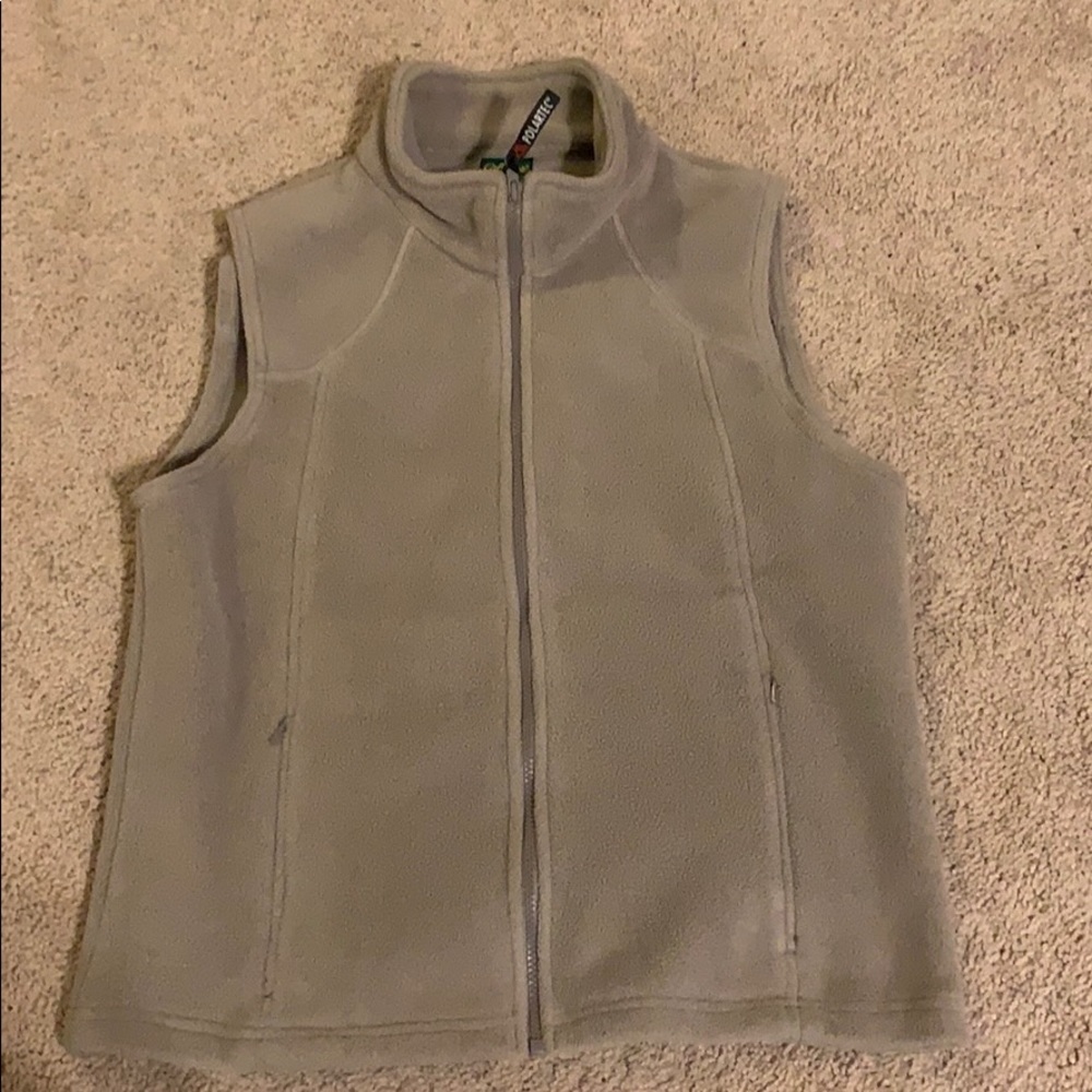 Cabelas Size Medium Tan Fleece Vest Never worn